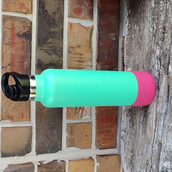 Hydro Flask 24 oz Aque With Pink Silicone Sleeve Pop Up Cap - Picture 6 of 9